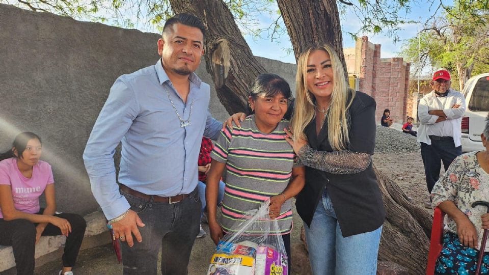 Érika Lissette en una entrega de despensas en la periferia de Cortazar.