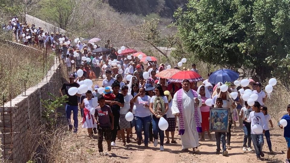 Padre Filiberto sale a las calles a pedir paz tras un mes del término del conflicto armado
