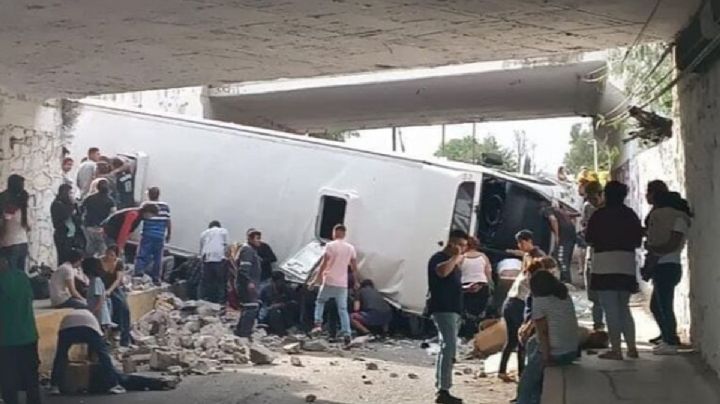 Vuelca autobús en la México-Pirámides; hay 3 muertos y 30 heridos