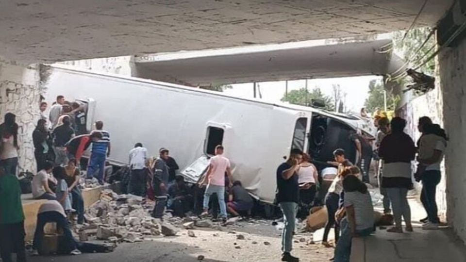 Vuelca autobús en la México-Pirámides, hay 3 muertos y 30 heridos