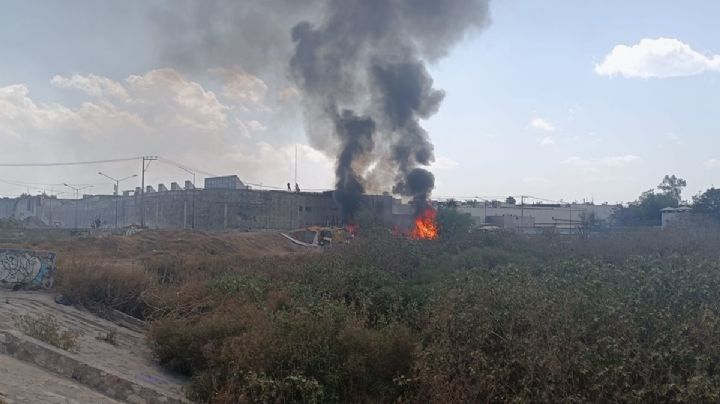 Fuerte incendio en Iztapalapa consume refugio de personas en situación de calle