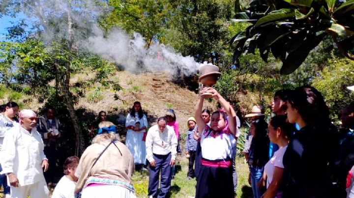 Así es el ritual para recibir el equinoccio en la zona arqueológica de la sierra otomí-tepehua