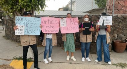 Cierran puertas al INE en esta colonia; buscan con cartulinas a funcionarios de casilla