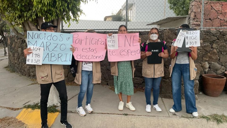 No es una manifestación: son los funcionarios del INE esperando a que los vecinos los atiendan.