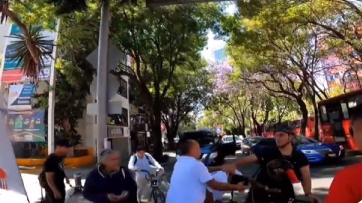 Motociclista con escasa cultura vial invade ciclovía, atropella a niño y se arman los golpes | VIDEO