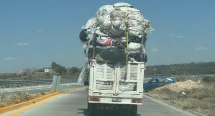 Camioneta de carga de dos pisos, en la carretera León -San Pancho