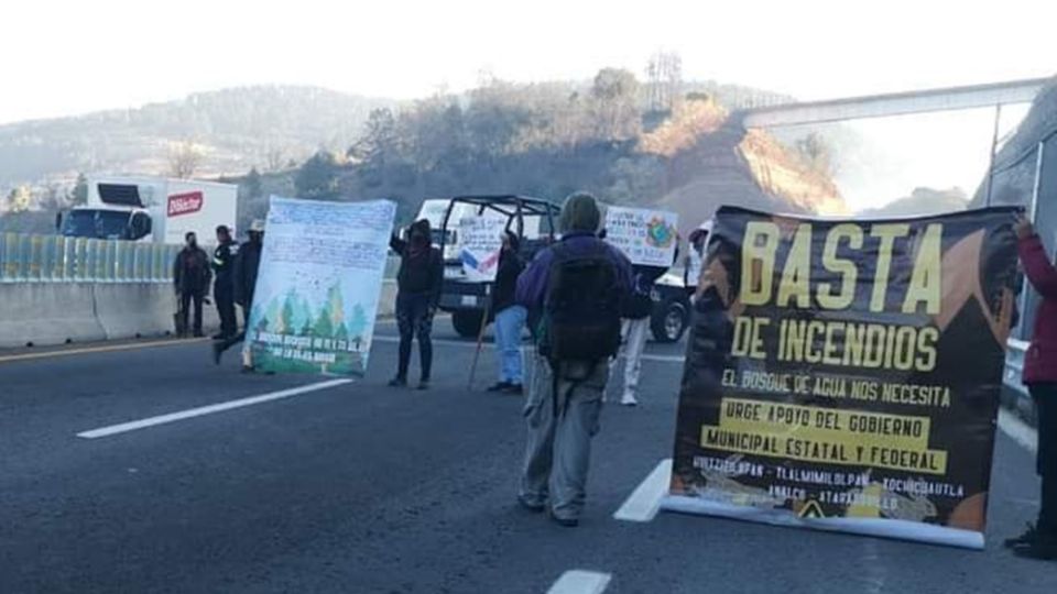 Bloqueo en la autopista Toluca-Naucalpan; piden apoyo para combatir incendios forestales