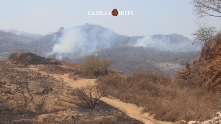 Incendios forestales en Chiapas: con cubetas vecinos combaten las llamas