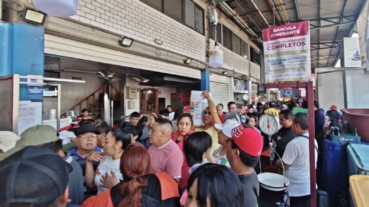 Abarrotan La Nueva Viga para comprar pescados y mariscos; colapsa Eje 6 Sur