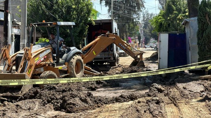 Inician reparación de mega fuga de agua en Los Reyes, La Paz