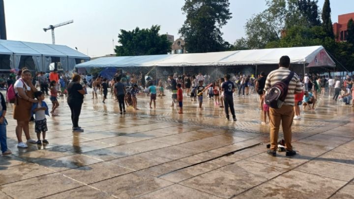 Sábado de Gloria: acuden a fuentes de CDMX para mojarse sin tirar agua