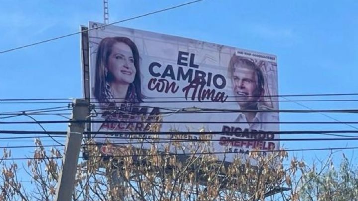 Se cuela Sheffield a los espectaculares de Alma Alcaraz