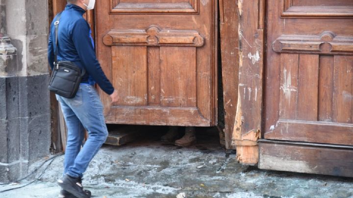 Reparar puerta de Palacio Nacional costará 700,000 pesos, tras ataque por caso Ayotzinapa
