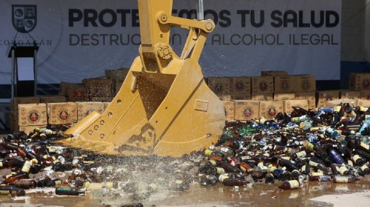 Con maquinaria pesada destruyen bebidas alcohólicas decomisadas en chelerías ilegales en Coyoacán