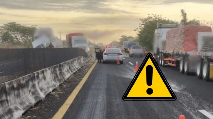 Tráiler deja pacas de paja en la pista Cardel-Xalapa; pipa se impacta con carga