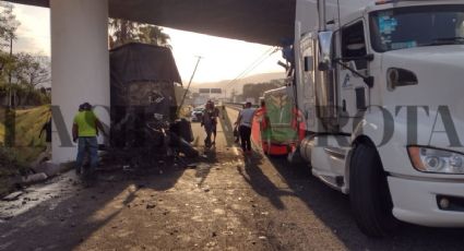 Tráiler choca contra base de puente en la autopista Puebla - Orizaba, dirección Veracruz
