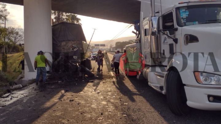 Tráiler choca contra base de puente en la autopista Puebla - Orizaba, dirección Veracruz