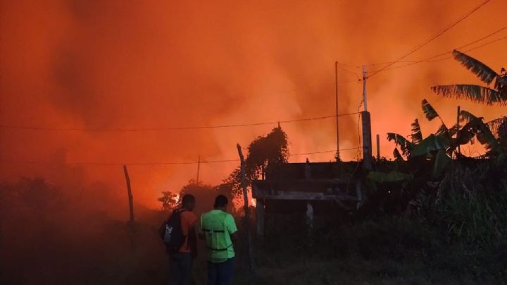 VIDEO: Así fue el fuerte incendio en Ixhuatlán que ocasionó la evacuación de familias