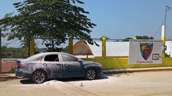 En Acayucan, delincuentes queman coche de director de primaria; desalojan a estudiantes