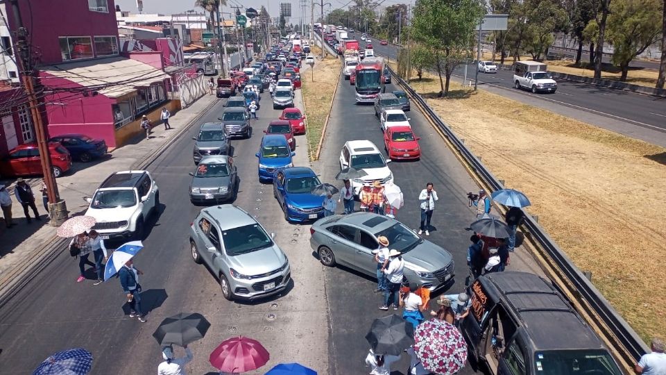 Caos en Paseo Tollocan, Toluca por manifestación de estudiantes; se dirigen a la CDMX