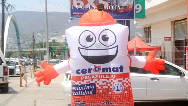 Onda de Calor: “Se siente más en la botarga”: Édgar trabaja a 40 grados en Chiapas