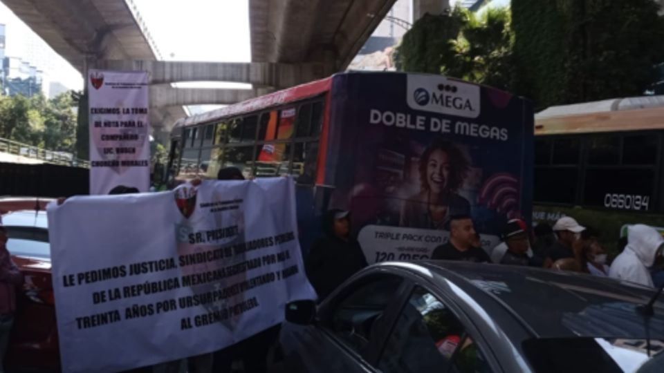 Elementos de la Secretaría de Seguridad de la CDMX realizan cortes a la circulación, la alternativa al momento es avenida Revolución