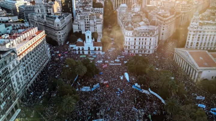 Argentina: Estudiantes y académicos marchan contra recortes de Milei a las universidades