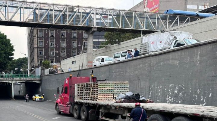 Caos vial: Tráiler se atora en Fray Servando y colapsa la circulación