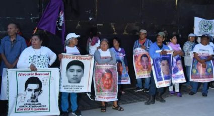 Familiares de los 43 de Ayotzinapa instalan plantón frente a Palacio Nacional; piden diálogo con AMLO