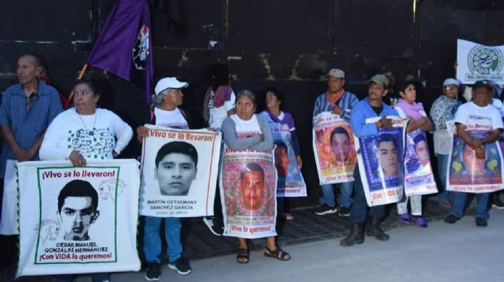Familiares de los 43 de Ayotzinapa instalan plantón frente a Palacio Nacional; piden diálogo con AMLO