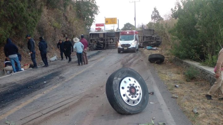 Suman 18 peregrinos muertos y 32 heridos, tras volcadura de autobús en Malinalco