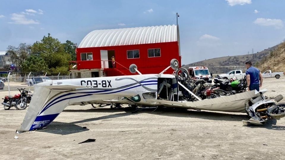 La avioneta tipo Cessna con matrícula XB-EUJ se desplomó en un depósito vehicular