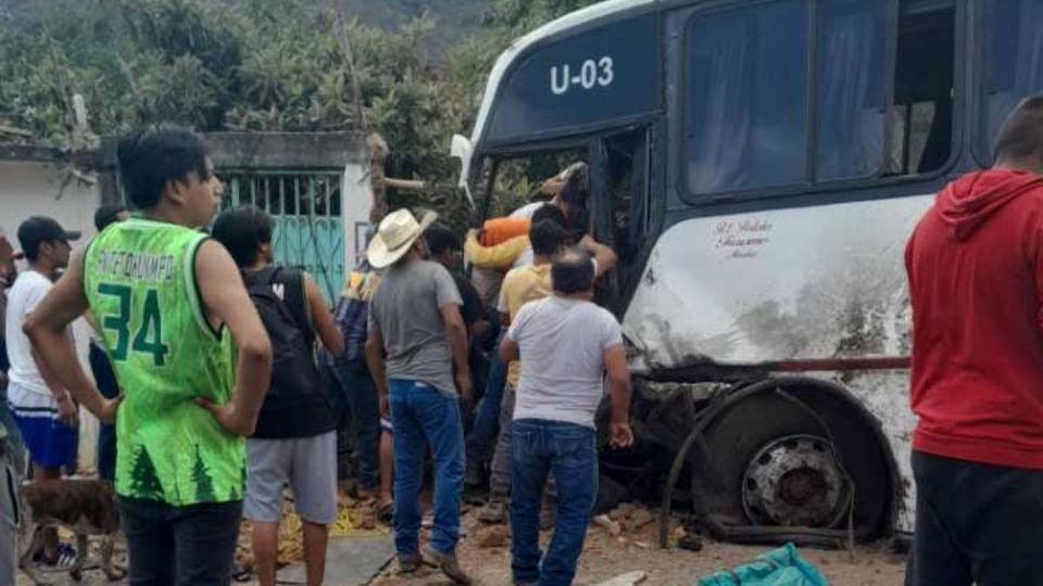 Autobús de peregrinos sufre accidente en la carretera Tenancingo-Chalma; hay al menos 20 heridos