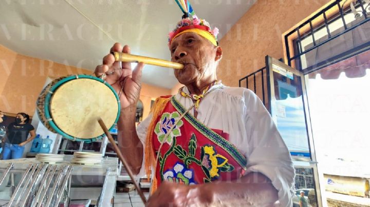 Claudio fue volador de Papantla por más de 60 años; por su edad, sobrevive siendo danzante