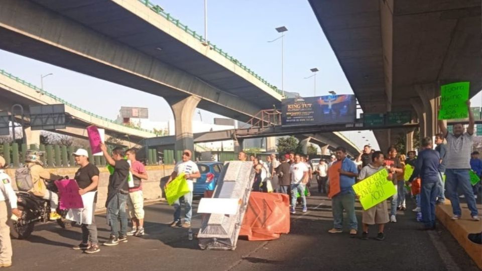 Con féretro, comerciantes de Naucalpan bloquean el Periférico Norte