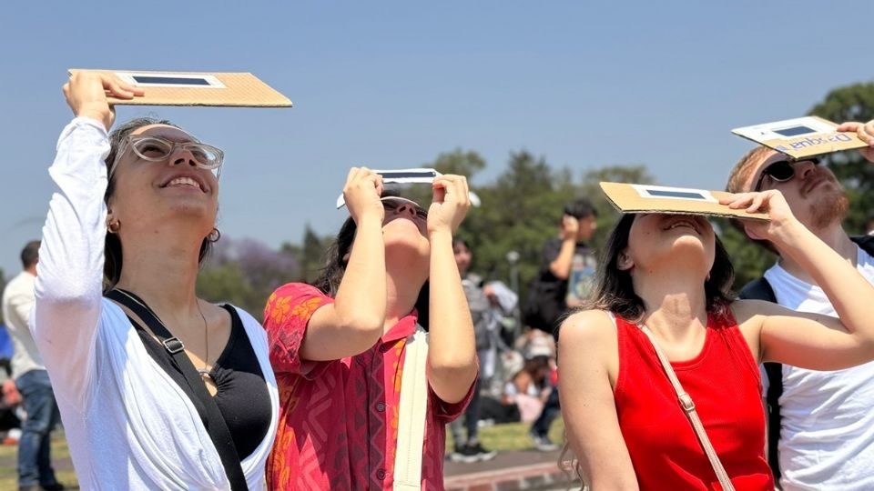 En la UNAM, jóvenes ya observan el eclipse parcial de sol de este 8 de abril