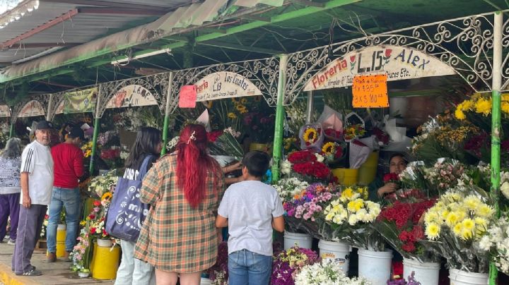 Pachuqueños visitan Panteón Municipal en el Día de las Madres