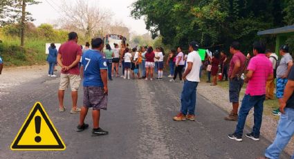 Padres de familia cierran carretera en Papantla; esto exigen a la SEV para liberar