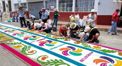 Renuevan fervor al Señor del Colateral con coloridas alfombras de flores y cruces en Acaxochitlán