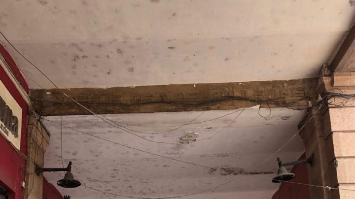 Un letrero antiguo de la época del porfiriato se esconde en el centro de León