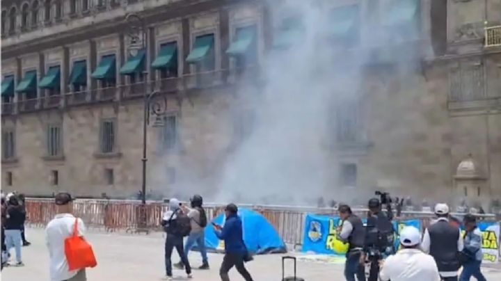 Caso Ayotzinapa: normalistas lanzan petardos a Palacio Nacional; 26 policías lesionados