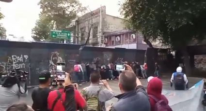 Normalistas de Ayotzinapa derriban vallas en la Secretaría de Gobernación