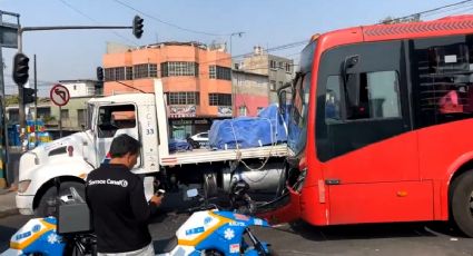 Metrobús CDMX: Tráiler invade carril y deja 6 lesionados
