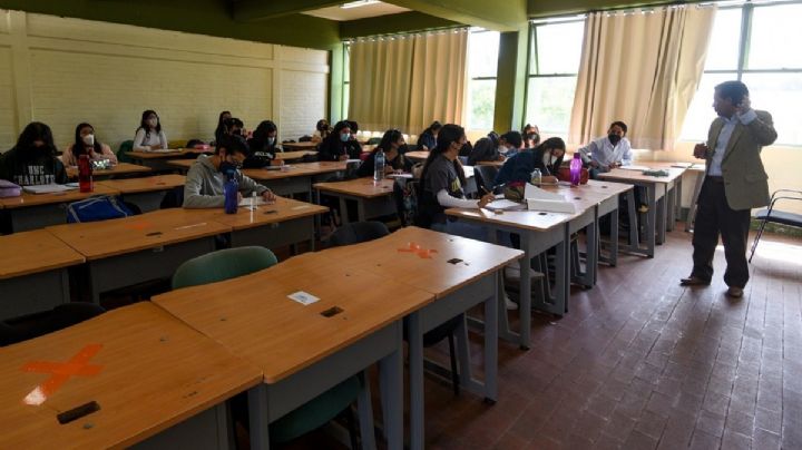 Día del maestro: docentes ganarán 10% más, anuncia AMLO