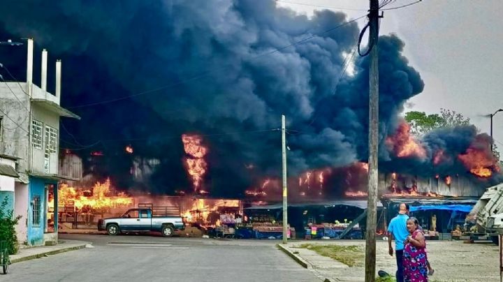 Tabasco: Incendio consume Mercadito de Tacotalpa, hay dos muertos | VIDEO