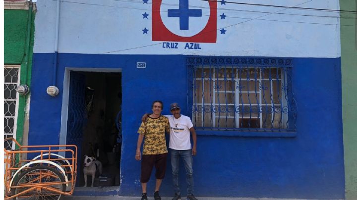 La casa del Cruz Azul: hasta dónde llega el amor que hombre pintó su casa de azul