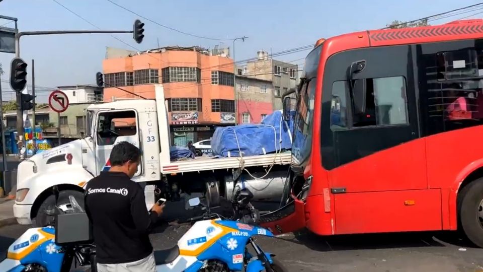 El Metrobús en un comunicado exhortó a respetar el Reglamento de Tránsito y a no invadir el carril confinado de este transporte