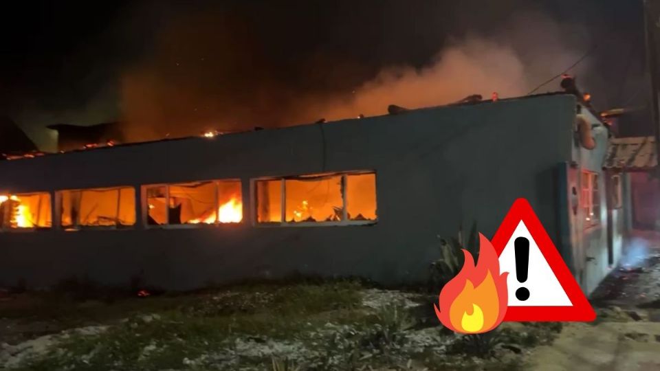 Fuerte incendio en Coatzacoalcos consume palapa del malecón la madrugada de este 16 demayo