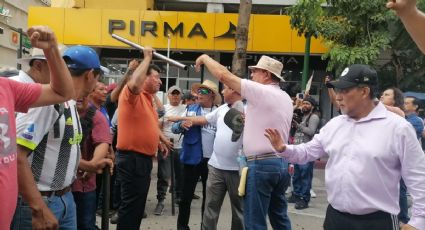 Armados con tubos y palos integrantes de la CNTE se enfrentan a Marea Rosa en Chiapas | VIDEO