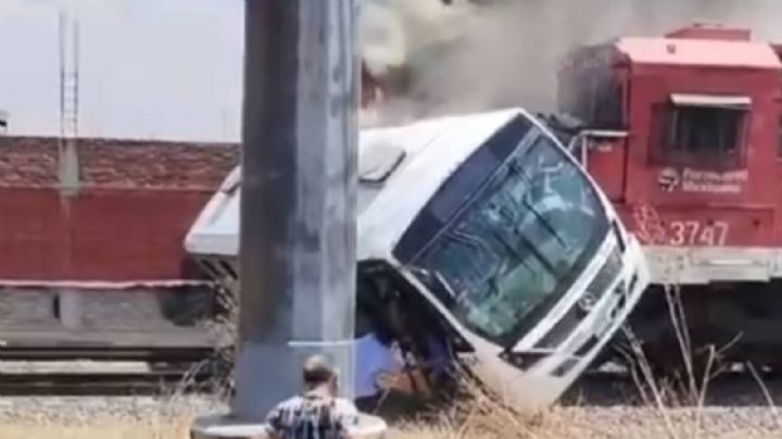 Tren se lleva camión de transporte de personal